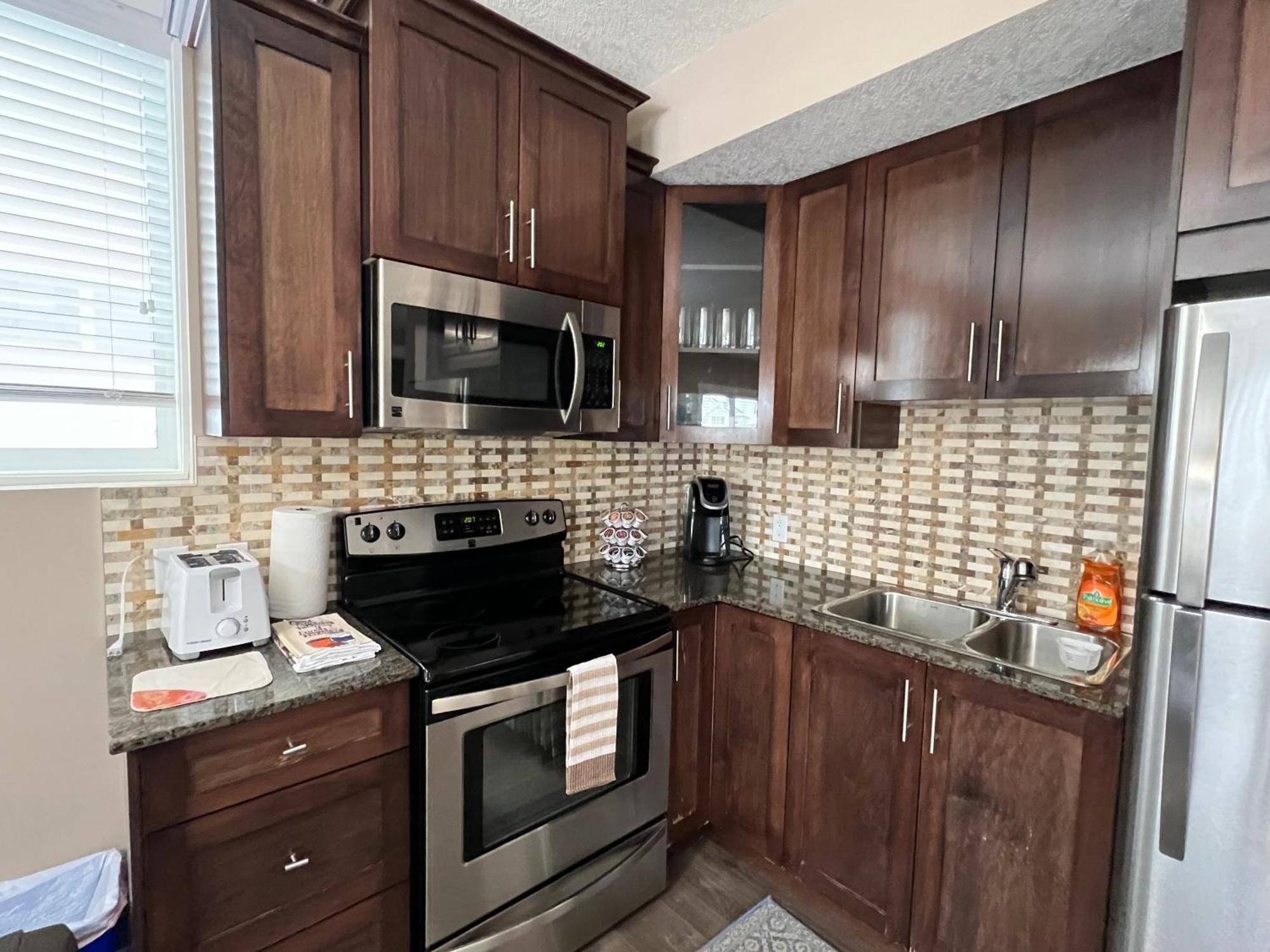 Spacious Private Walkout Entire Close To Yyc, Dt, Shops, Stampede & Mountains With Many Amenities In Panorama Hills Nw Apartment