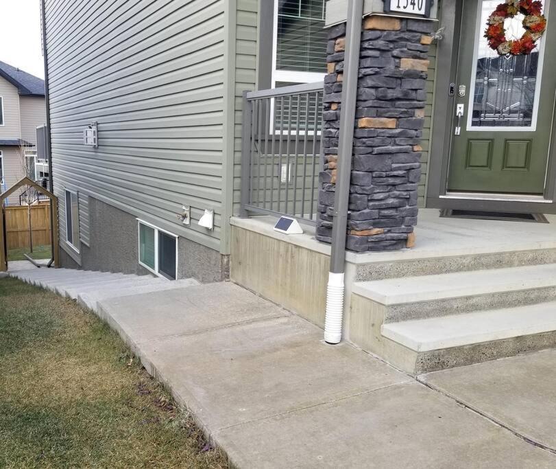 Spacious Private Walkout Entire Close To Yyc, Dt, Shops, Stampede & Mountains With Many Amenities In Panorama Hills Nw * Calgary