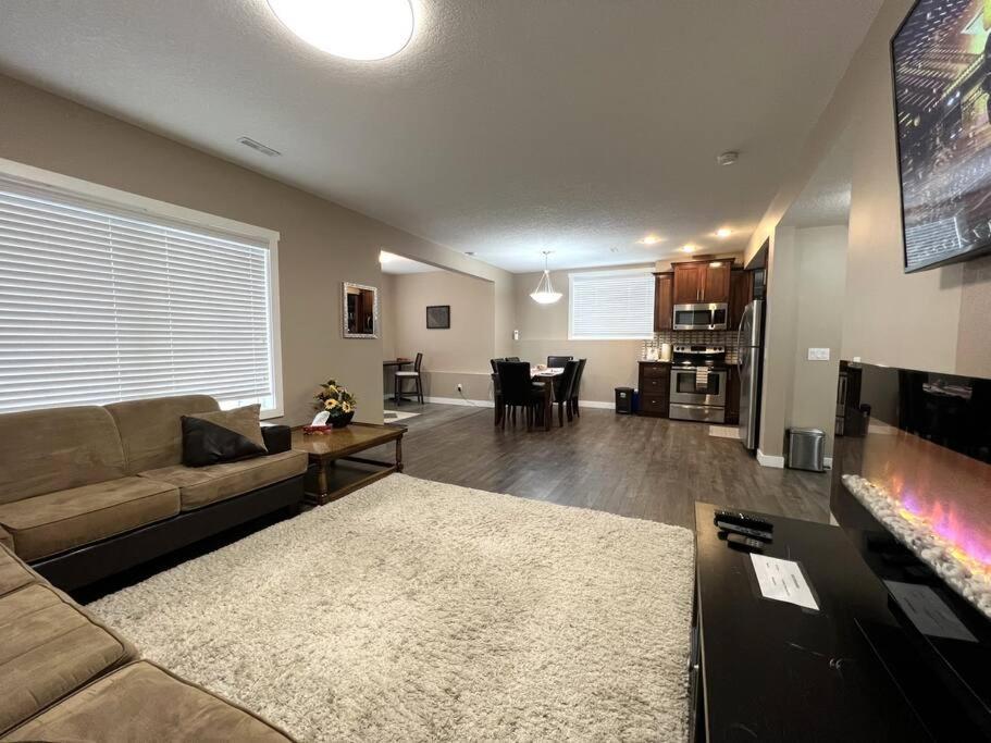 Apartment Spacious Private Walkout Entire Close To Yyc, Dt, Shops, Stampede & Mountains With Many Amenities In Panorama Hills Nw Calgary