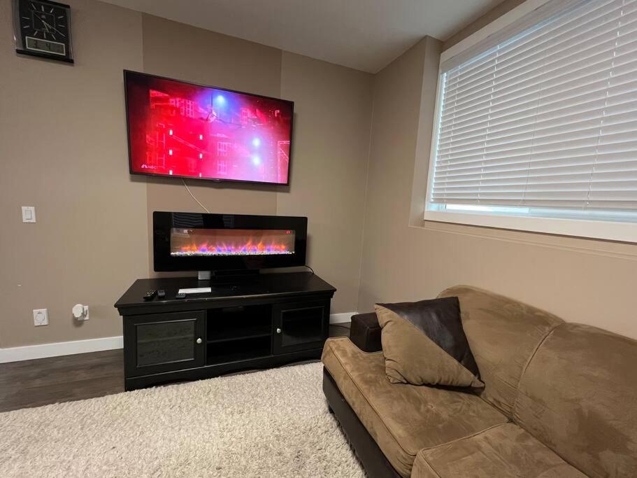 Spacious Private Walkout Entire Close To Yyc, Dt, Shops, Stampede & Mountains With Many Amenities In Panorama Hills Nw Apartment *