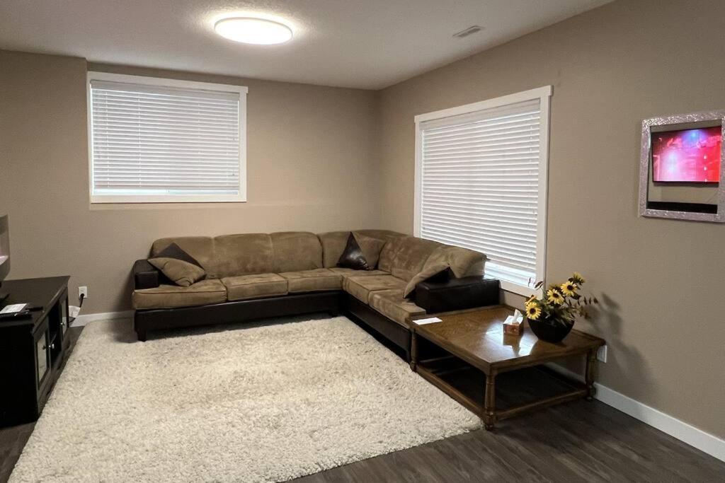Spacious Private Walkout Entire Close To Yyc, Dt, Shops, Stampede & Mountains With Many Amenities In Panorama Hills Nw Calgary