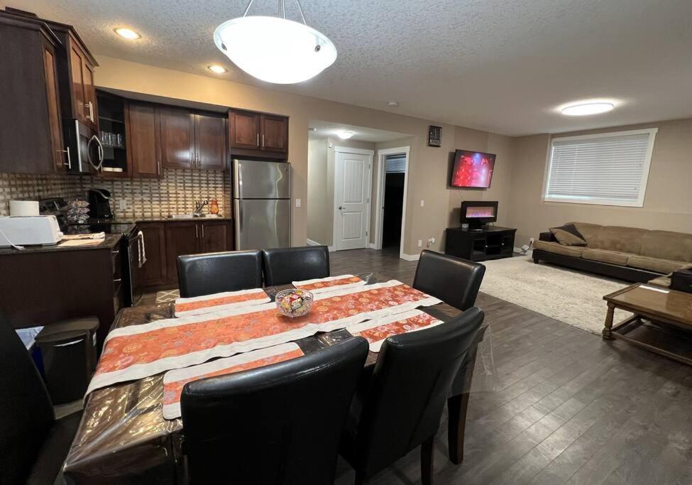 Spacious Private Walkout Entire Close To Yyc, Dt, Shops, Stampede & Mountains With Many Amenities In Panorama Hills Nw Apartment