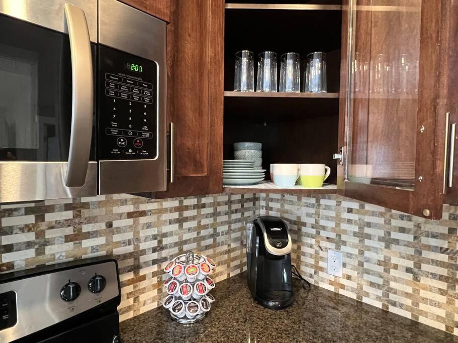 Spacious Private Walkout Entire Close To Yyc, Dt, Shops, Stampede & Mountains With Many Amenities In Panorama Hills Nw Apartment *