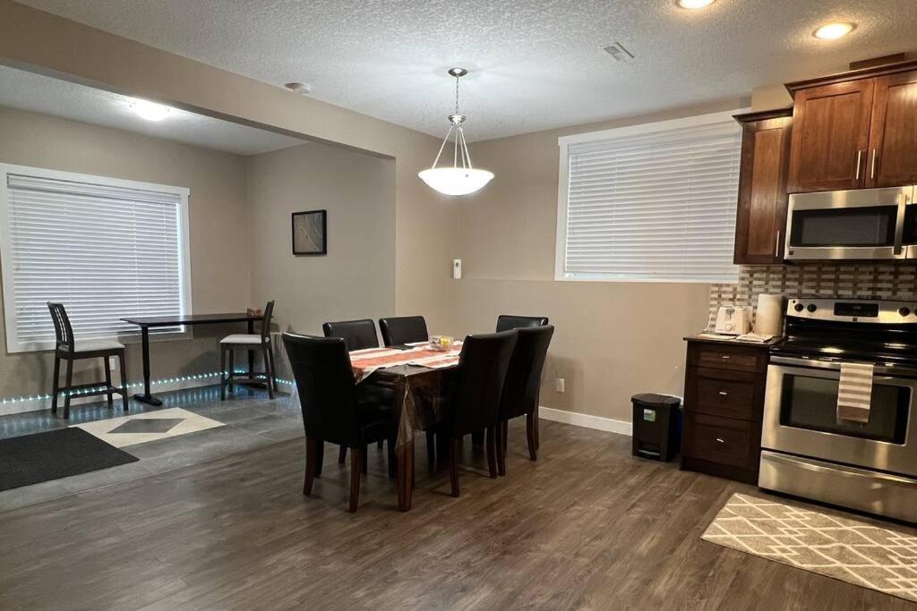 Spacious Private Walkout Entire Close To Yyc, Dt, Shops, Stampede & Mountains With Many Amenities In Panorama Hills Nw * Calgary