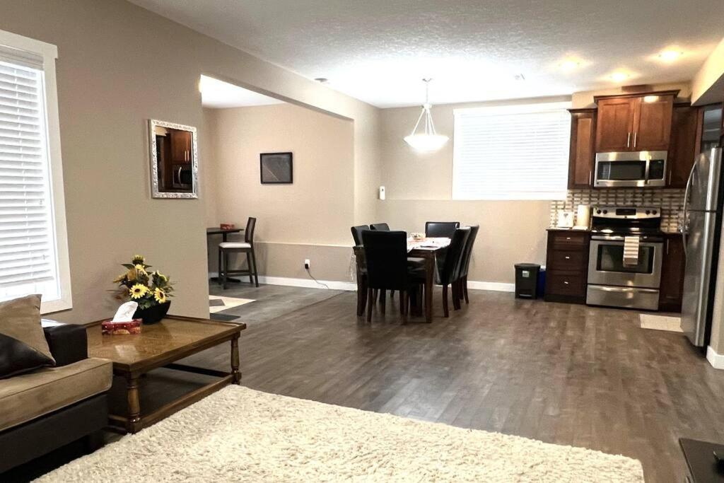 Apartment Spacious Private Walkout Entire Close To Yyc, Dt, Shops, Stampede & Mountains With Many Amenities In Panorama Hills Nw