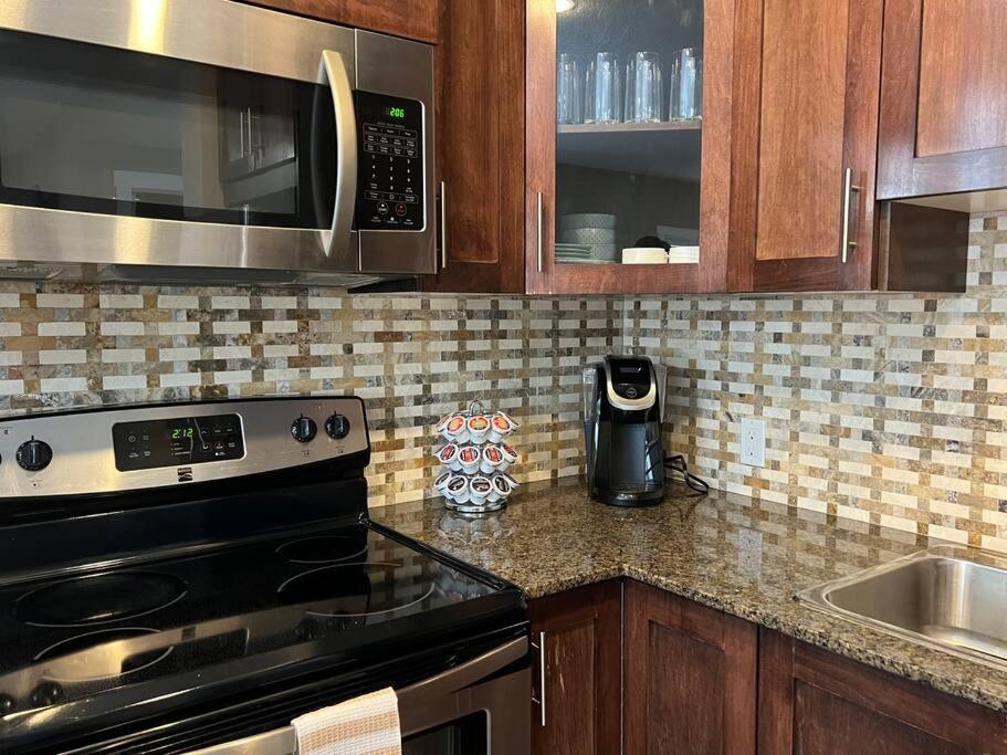 Spacious Private Walkout Entire Close To Yyc, Dt, Shops, Stampede & Mountains With Many Amenities In Panorama Hills Nw Apartment