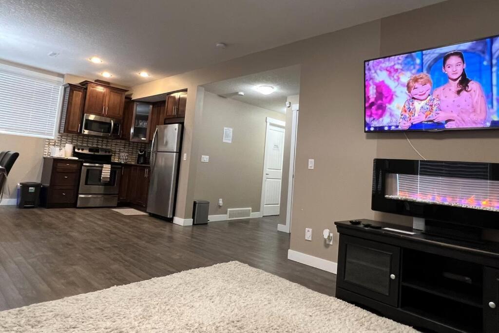 Spacious Private Walkout Entire Close To Yyc, Dt, Shops, Stampede & Mountains With Many Amenities In Panorama Hills Nw * Calgary
