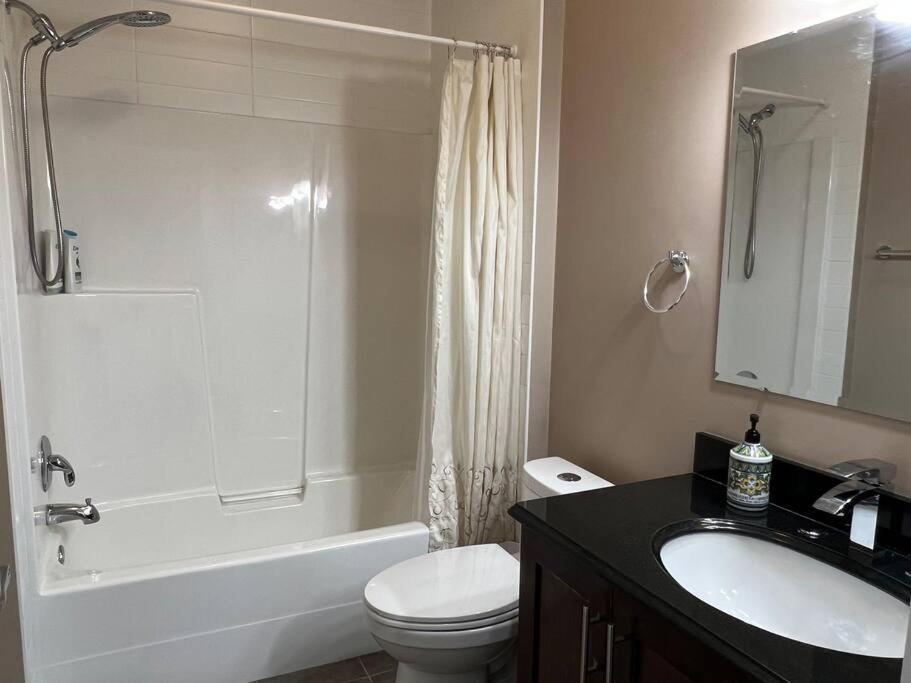 Apartment Spacious Private Walkout Entire Close To Yyc, Dt, Shops, Stampede & Mountains With Many Amenities In Panorama Hills Nw