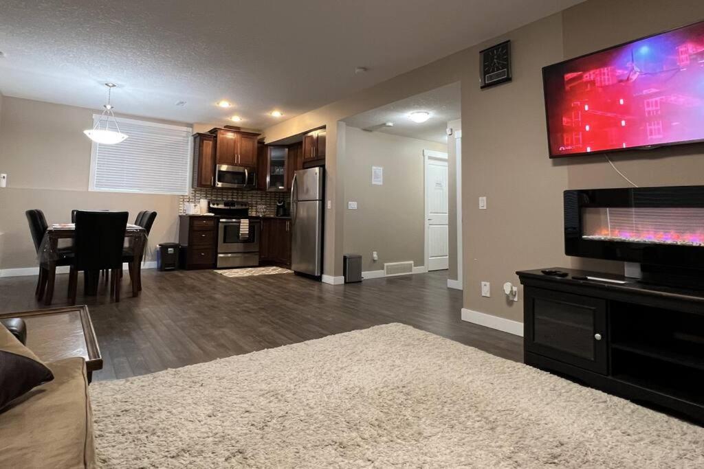 Spacious Private Walkout Entire Close To Yyc, Dt, Shops, Stampede & Mountains With Many Amenities In Panorama Hills Nw Apartment