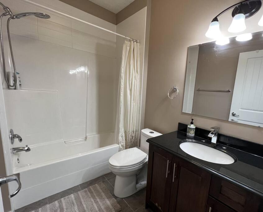 Apartment Spacious Private Walkout Entire Close To Yyc, Dt, Shops, Stampede & Mountains With Many Amenities In Panorama Hills Nw *