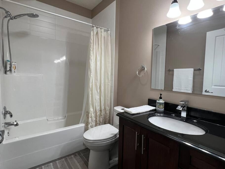 Spacious Private Walkout Entire Close To Yyc, Dt, Shops, Stampede & Mountains With Many Amenities In Panorama Hills Nw