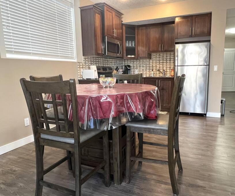 Spacious Private Walkout Entire Close To Yyc, Dt, Shops, Stampede & Mountains With Many Amenities In Panorama Hills Nw Apartment Calgary
