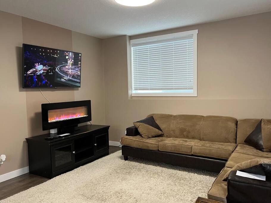 Apartment Spacious Private Walkout Entire Close To Yyc, Dt, Shops, Stampede & Mountains With Many Amenities In Panorama Hills Nw Calgary