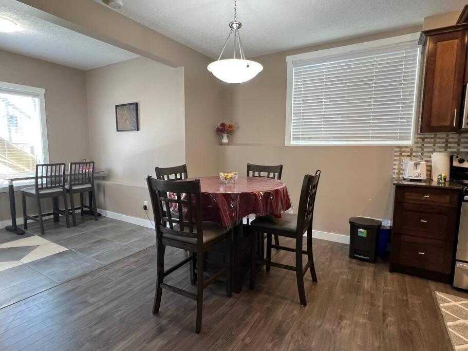 Spacious Private Walkout Entire Close To Yyc, Dt, Shops, Stampede & Mountains With Many Amenities In Panorama Hills Nw Apartment Calgary