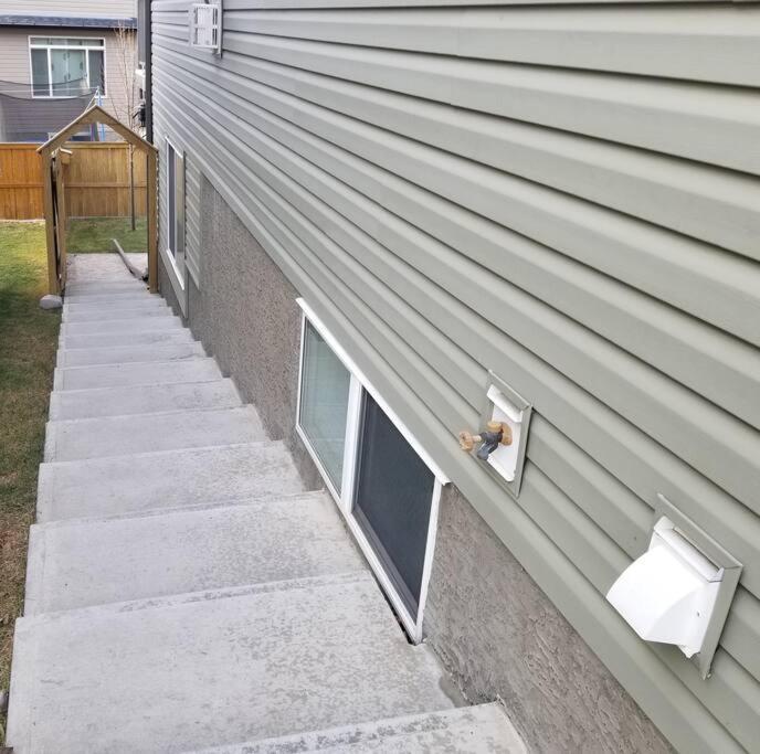 Apartment Spacious Private Walkout Entire Close To Yyc, Dt, Shops, Stampede & Mountains With Many Amenities In Panorama Hills Nw *