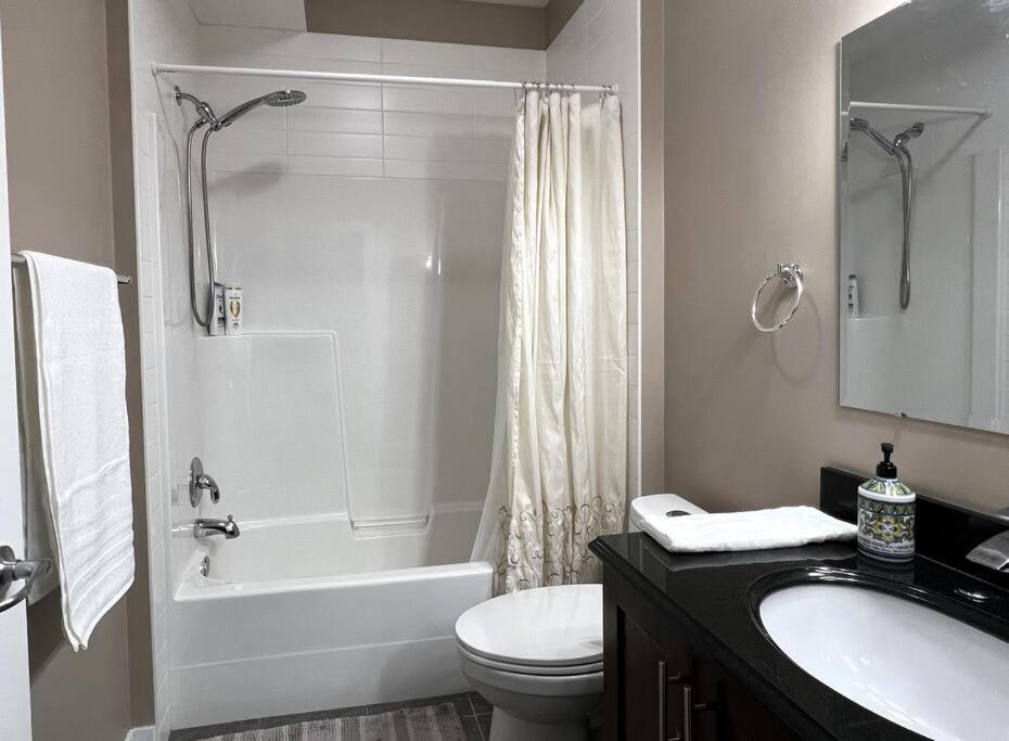 Spacious Private Walkout Entire Close To Yyc, Dt, Shops, Stampede & Mountains With Many Amenities In Panorama Hills Nw *