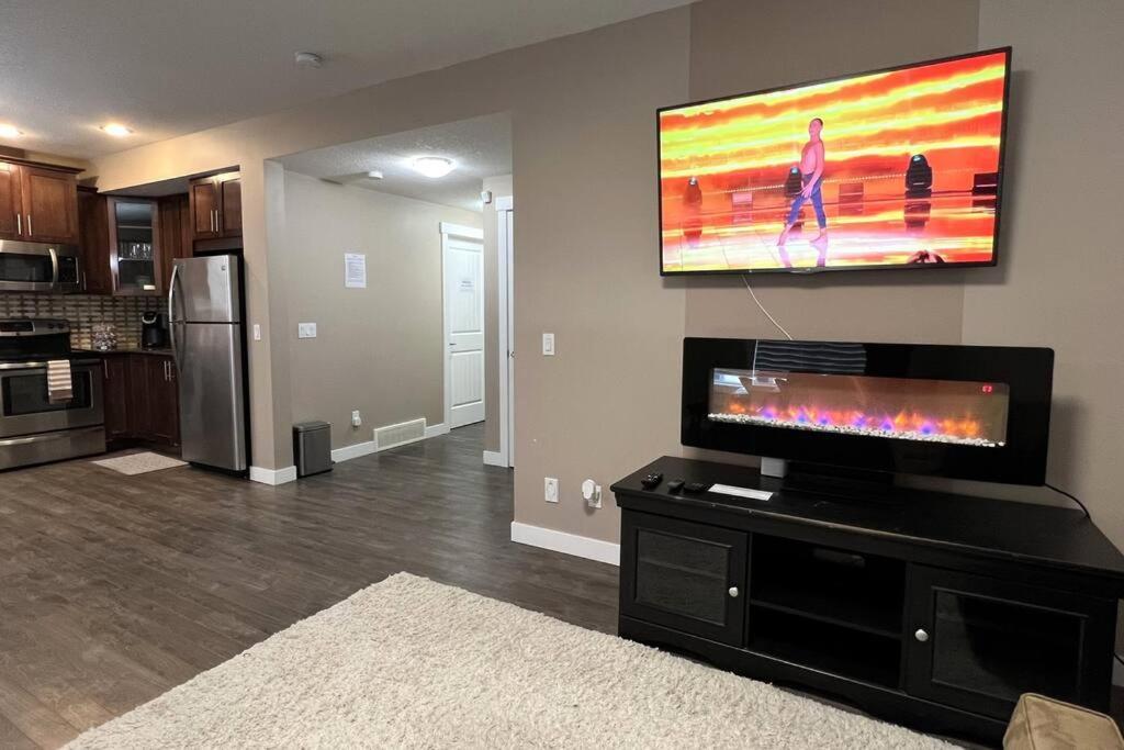Apartment Spacious Private Walkout Entire Close To Yyc, Dt, Shops, Stampede & Mountains With Many Amenities In Panorama Hills Nw *