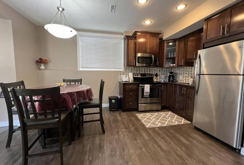 Spacious Private Walkout Entire Close To Yyc, Dt, Shops, Stampede & Mountains With Many Amenities In Panorama Hills Nw Apartment *
