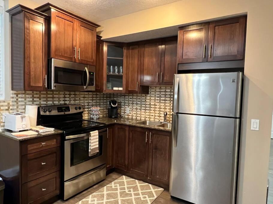 Spacious Private Walkout Entire Close To Yyc, Dt, Shops, Stampede & Mountains With Many Amenities In Panorama Hills Nw * Calgary
