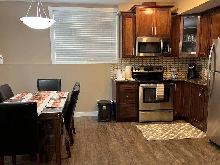 Spacious Private Walkout Entire Close To Yyc, Dt, Shops, Stampede & Mountains With Many Amenities In Panorama Hills Nw Apartment *
